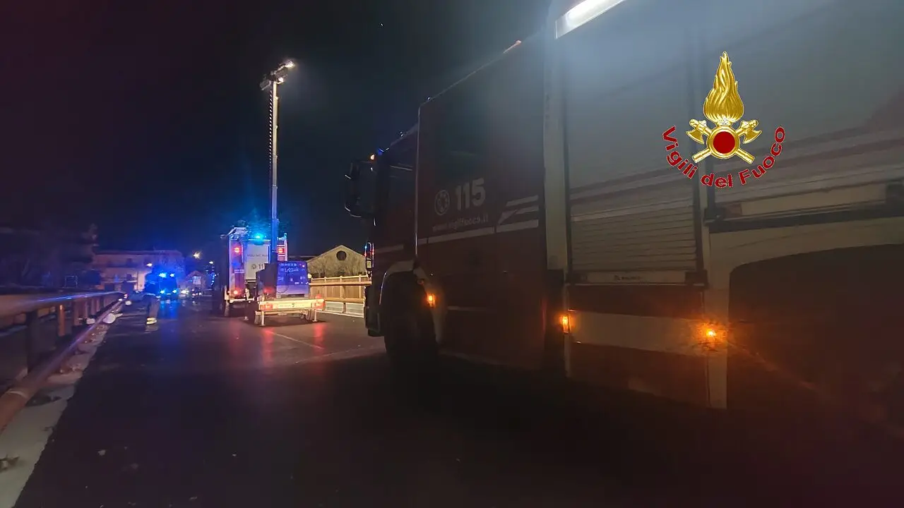 I vigili del fuoco sul ponte Romano