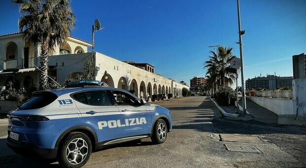 Agenti in azione sulla spiaggia