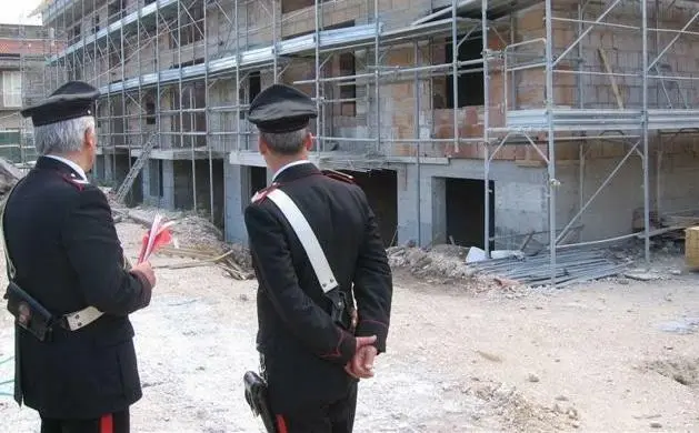 I carabinieri sul cantiere