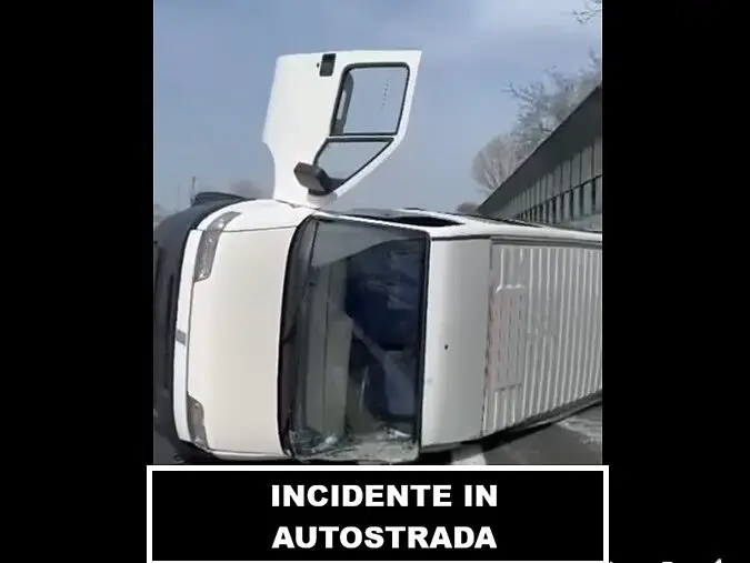 Il furgone ribaltato in autostrada