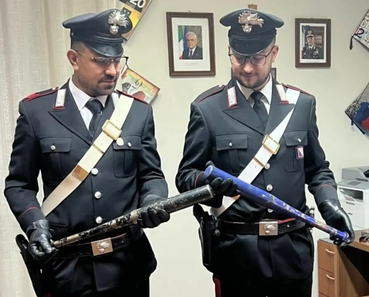 I carabinieri sequestrano le mazze da baseball