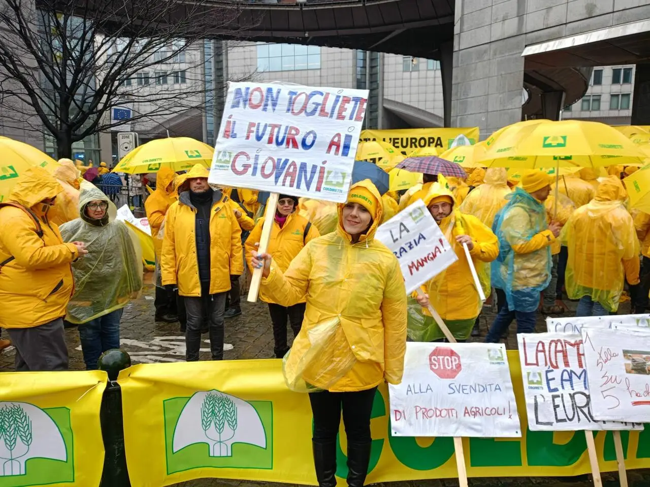 La protesta sotto la pioggia