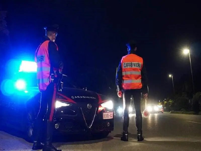 Non si fermano all'alt e speronano l'auto dei carabinieri