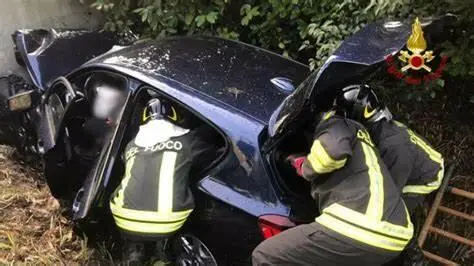 Auto finisce nel canale dell'Agnena