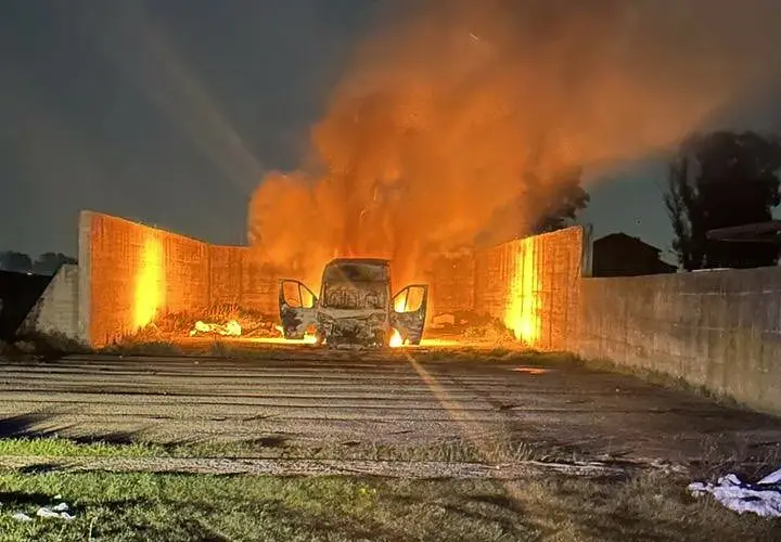 Furgone dato alle fiamme