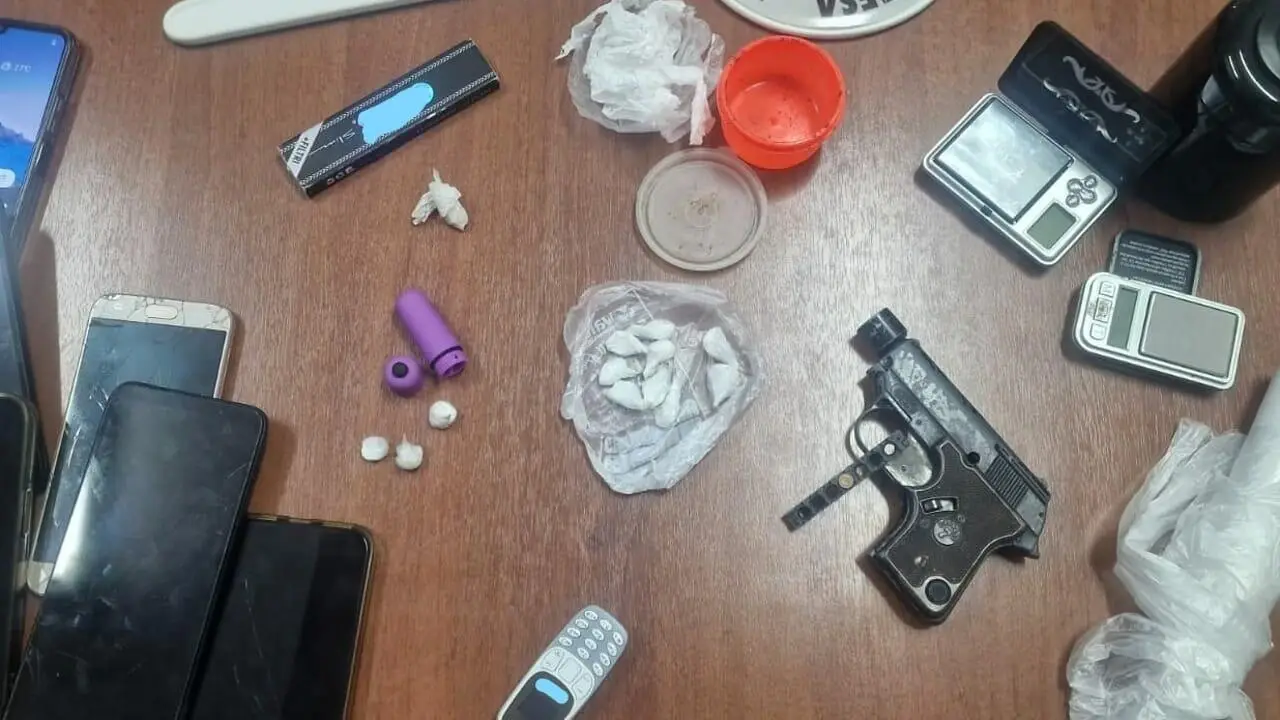 Il sequestro della cocaina e della pistola