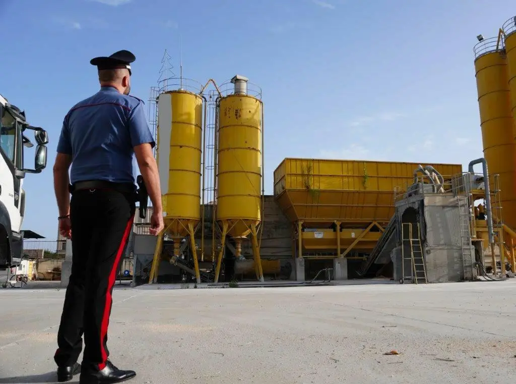 Il blitz dei carabinieri nel cementificio