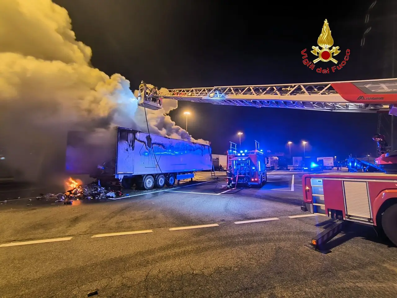 Il Tir in fiamme sull'Autostrada