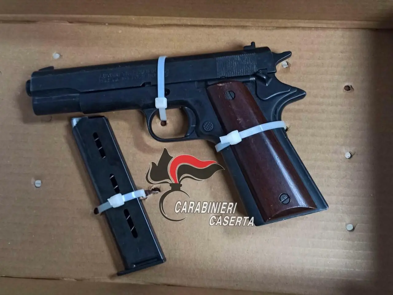 In casa nascondeva un arsenale oltre alla droga