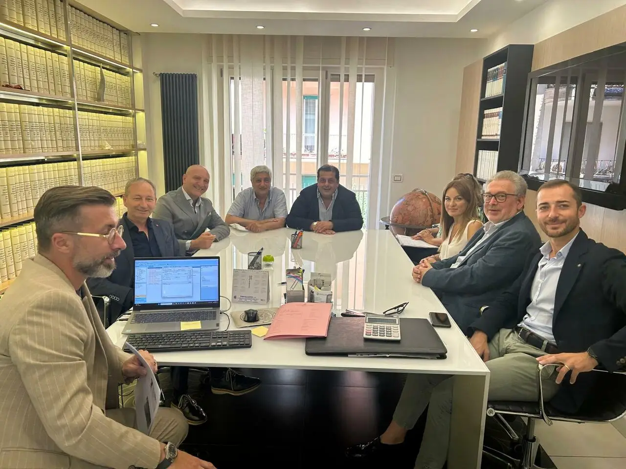 Un momento della firma dal notaio Calderini davanti ai sindaci dei sei Comuni Calderini a Maddaloni