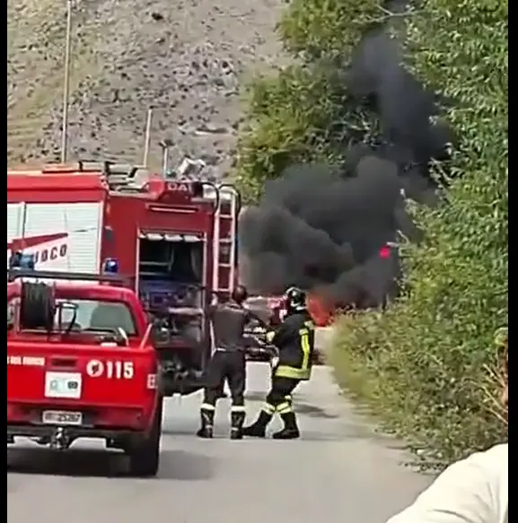 Auto in fiamme a Mondragone