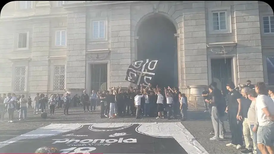 L'omaggio dei tifosi ad Oscar Schmidt