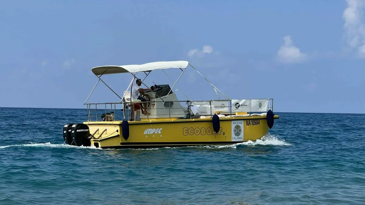 Battello spazzamare in azione sul litorale domizio