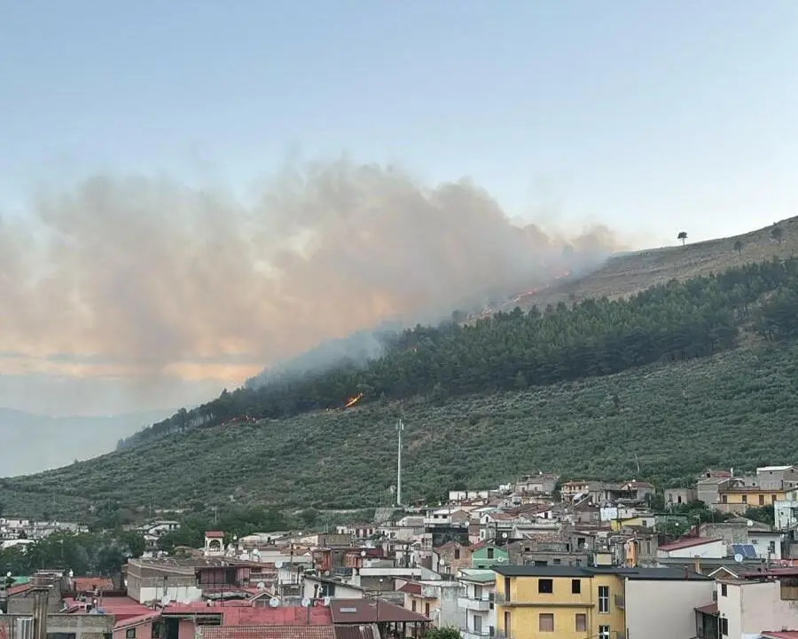 A fuoco la collina di Talanico