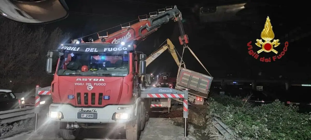 Il tir finito nella scarpata