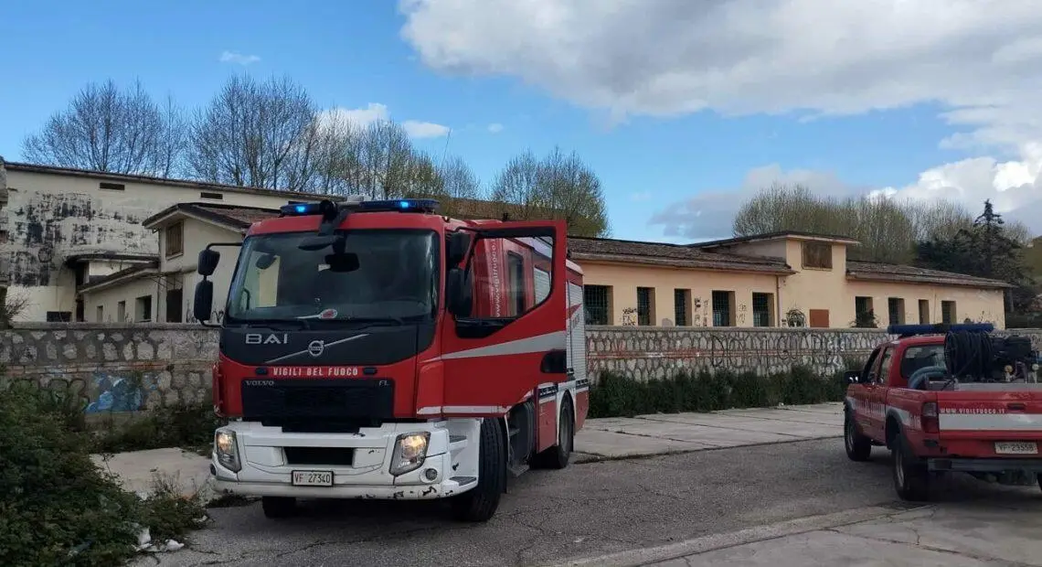Incendio nell'ex scuola media