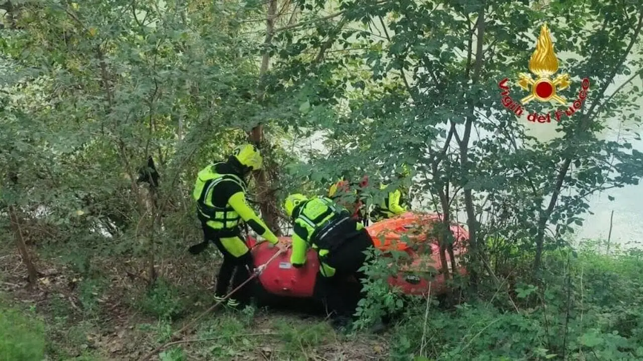 I vigili del fuoco recuperano il corpo di Nicola