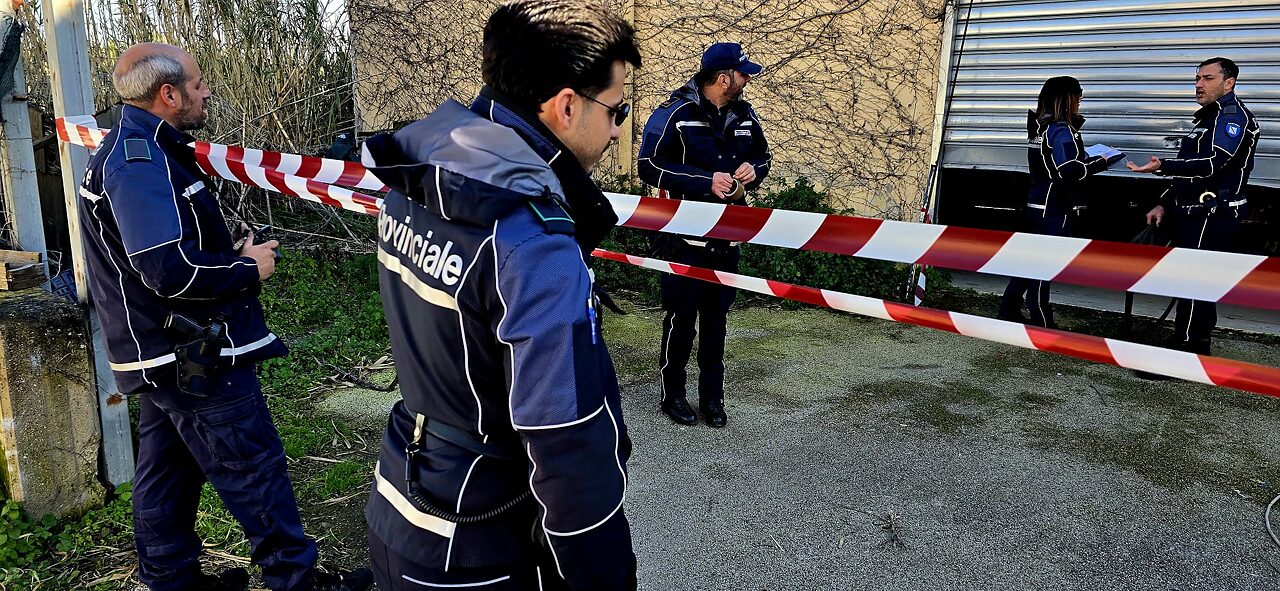 Sequestrata carrozzeria abusiva con auto rubate