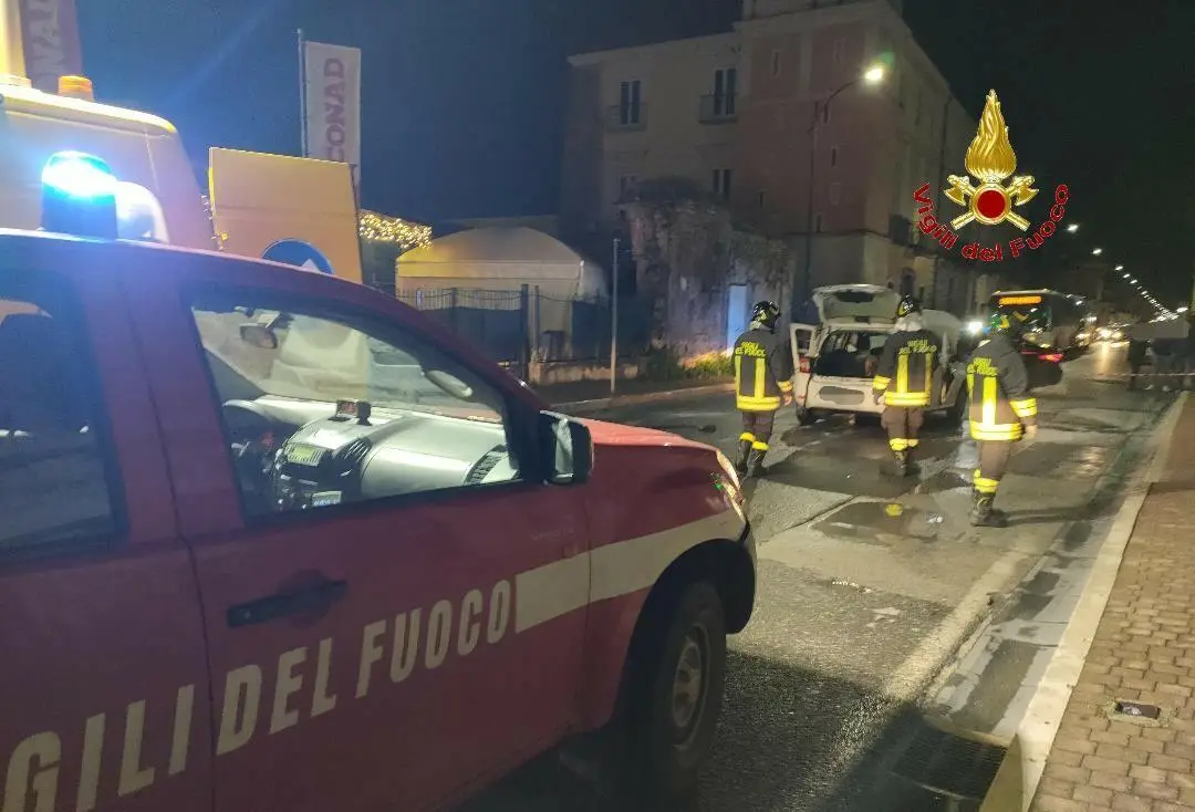 L'intervento dei vigili del fuoco a Maddaloni