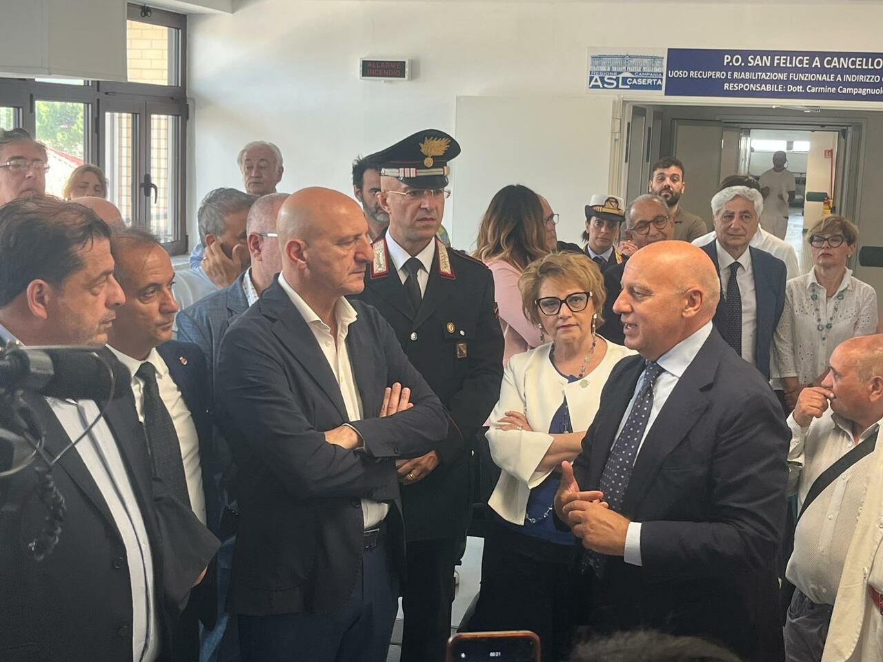 Un momento dell'inaugurazione del reparto di Riabilitazione cardiologica. Nella foto il dottor Blasotti e il sindaco di San Felice a Cancello Nuzzo