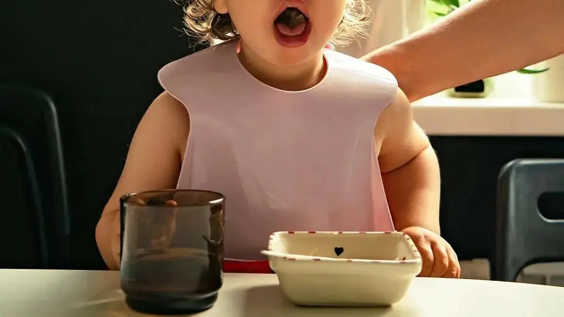 Bambina di 5 anni rischia di soffocare al ristorante