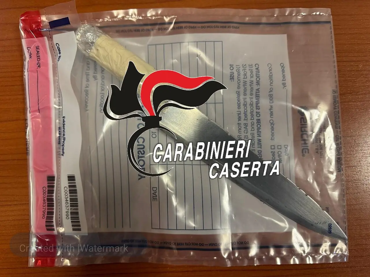 Il coltello sequestrato dai carabinieri