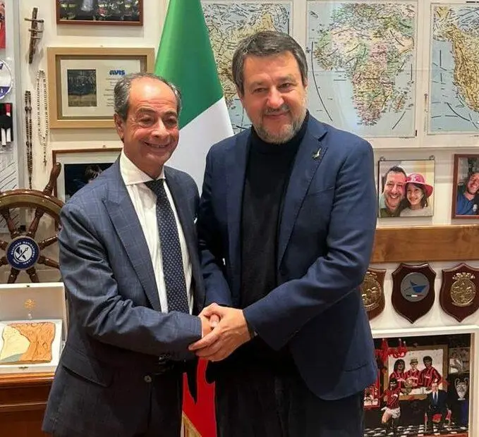 Alfonso Piscitelli stringe la mano a Matteo Salvini