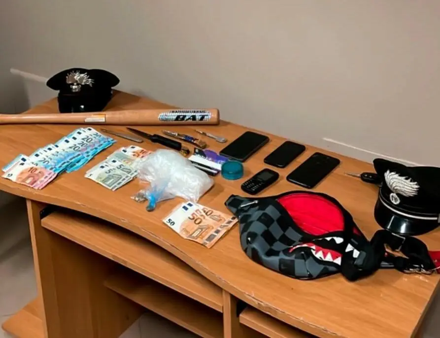 Il sequestro di droga, coltelli e mazza da baseball