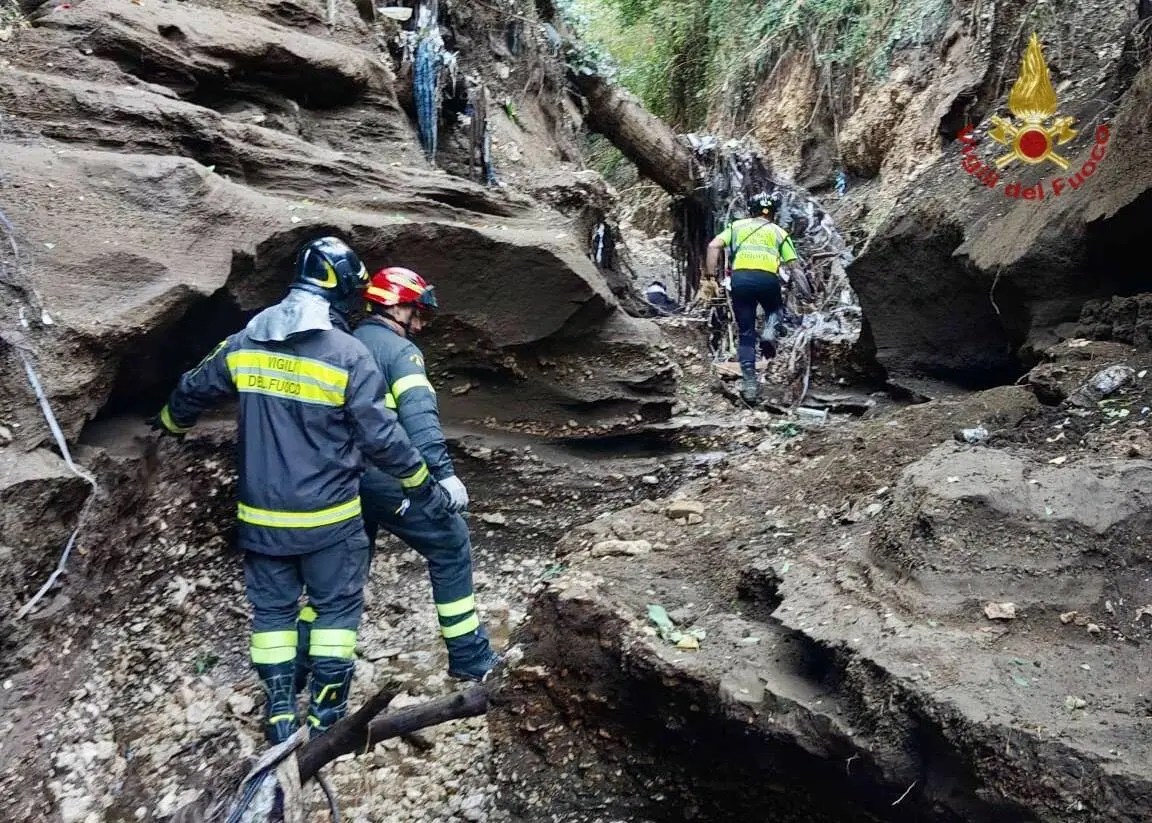I vigili del fuoco cercano i due dispersi