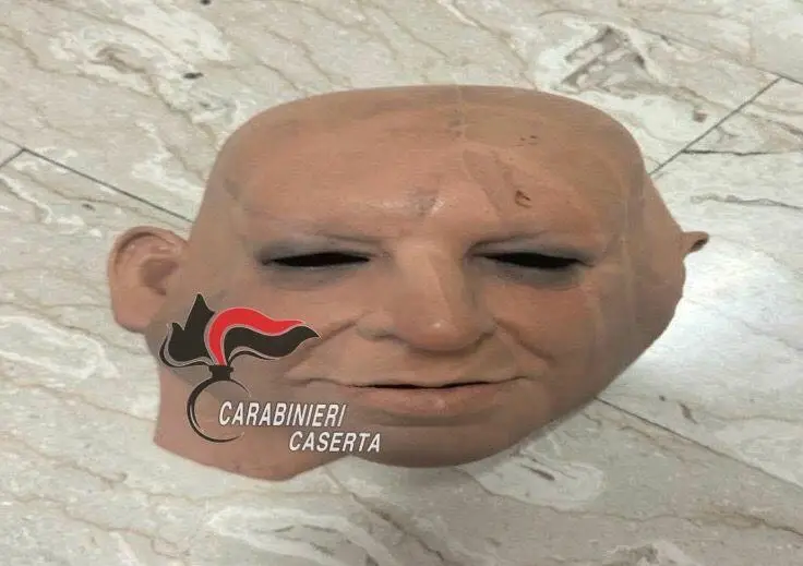 La maschera in silicone utilizzata nella rapina