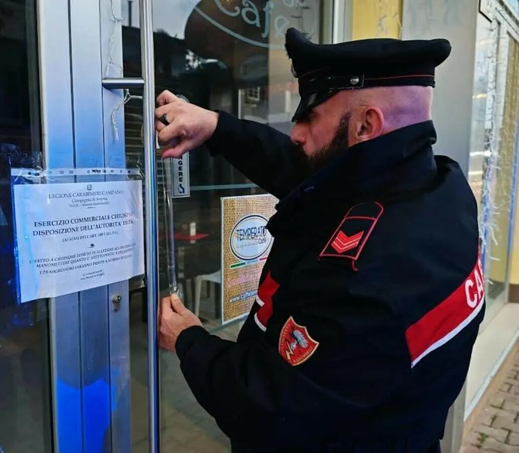 Carabinieri chiudono il locale