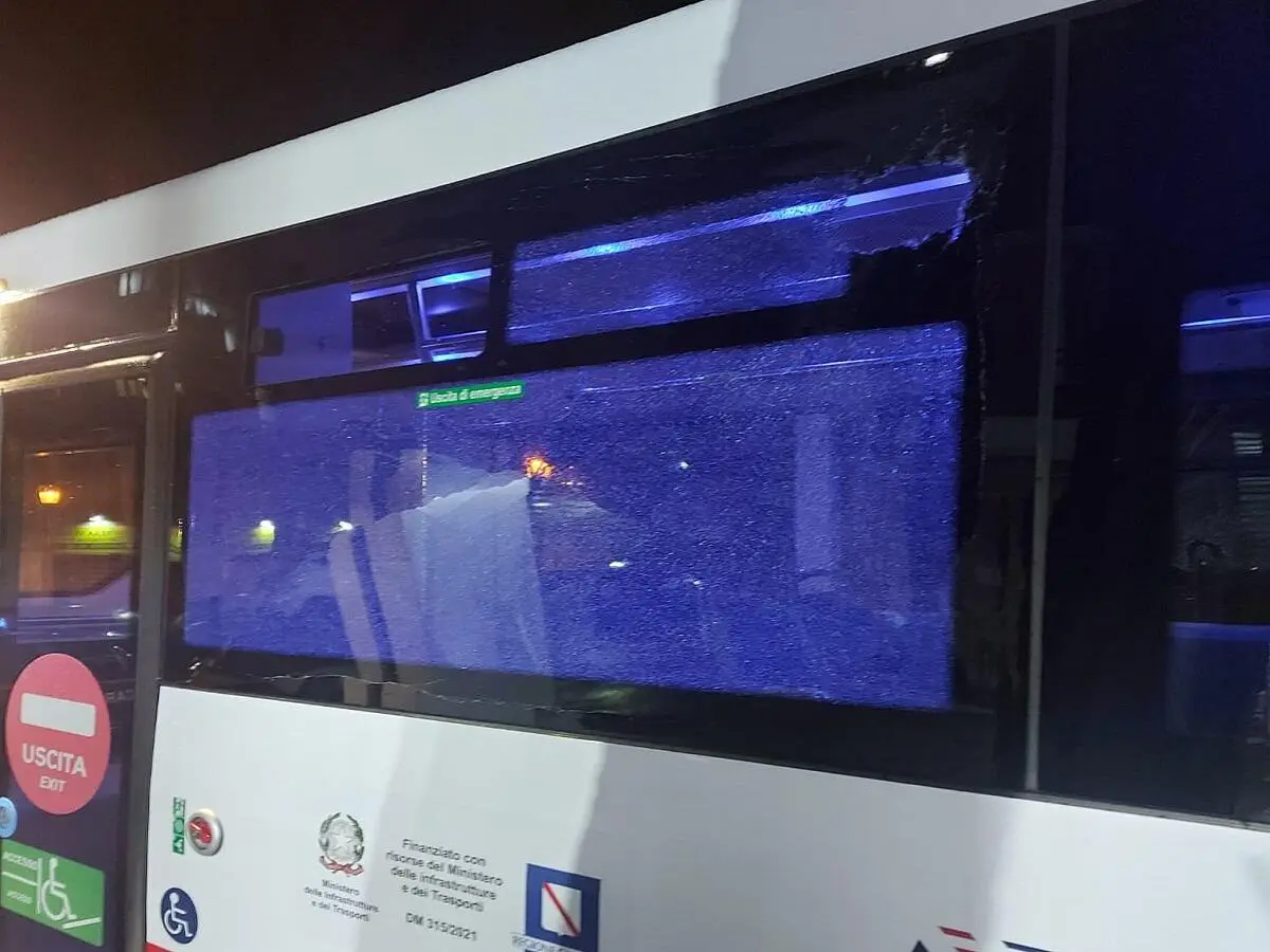 Il bus danneggiato