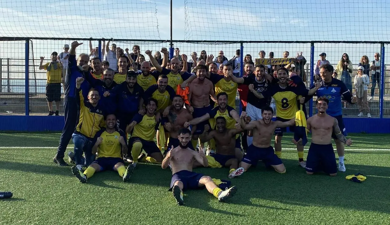 Festeggiano i calciatori della Sessa