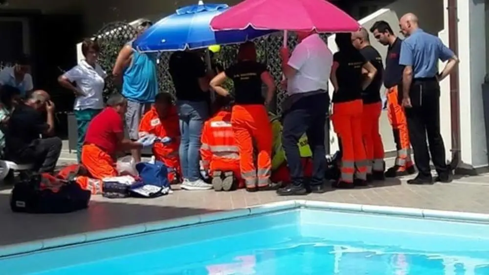 15enne morto in piscina