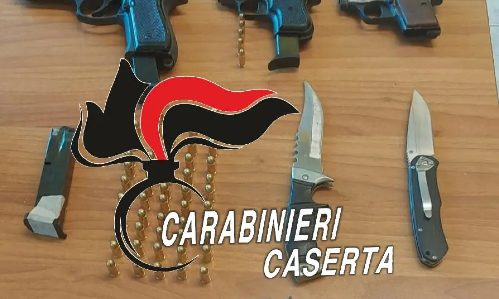 Pistole e coltelli in casa