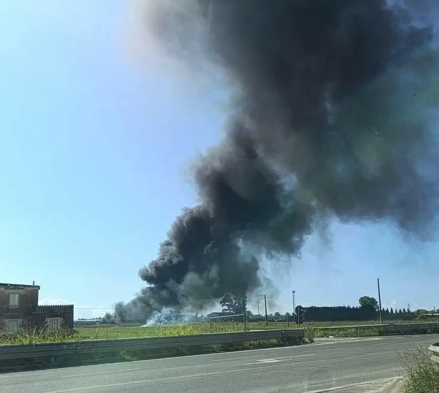 Nube di fumo nero tra Sessa e Cellole