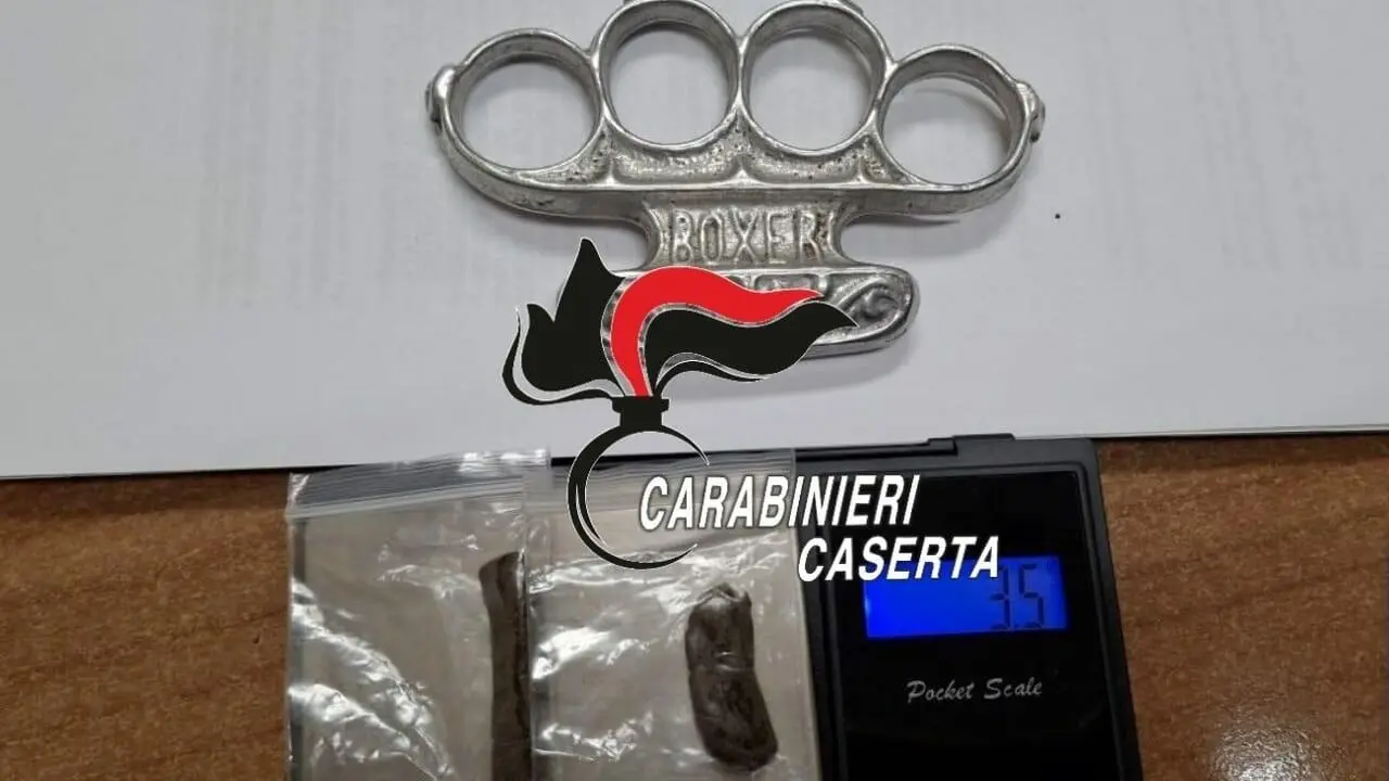 Sequestrata droga e tirapugni