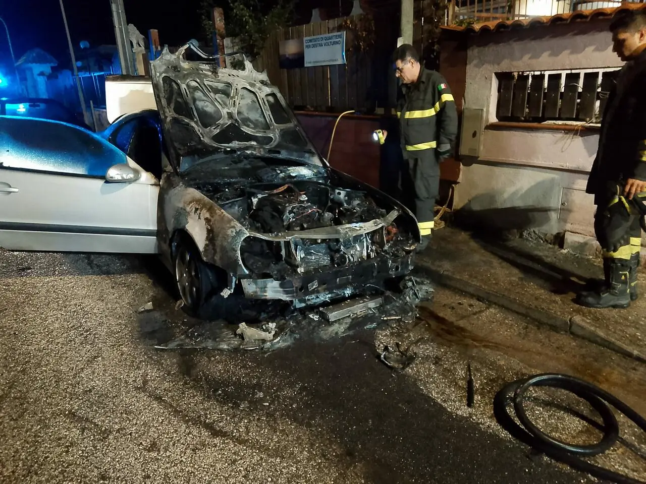 L'auto incendiata a Castel Volturno