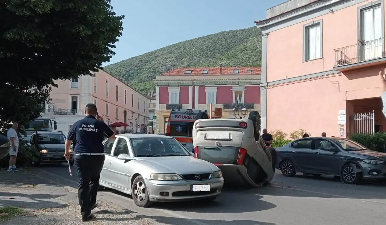 Auto si ribalta a San Leucio