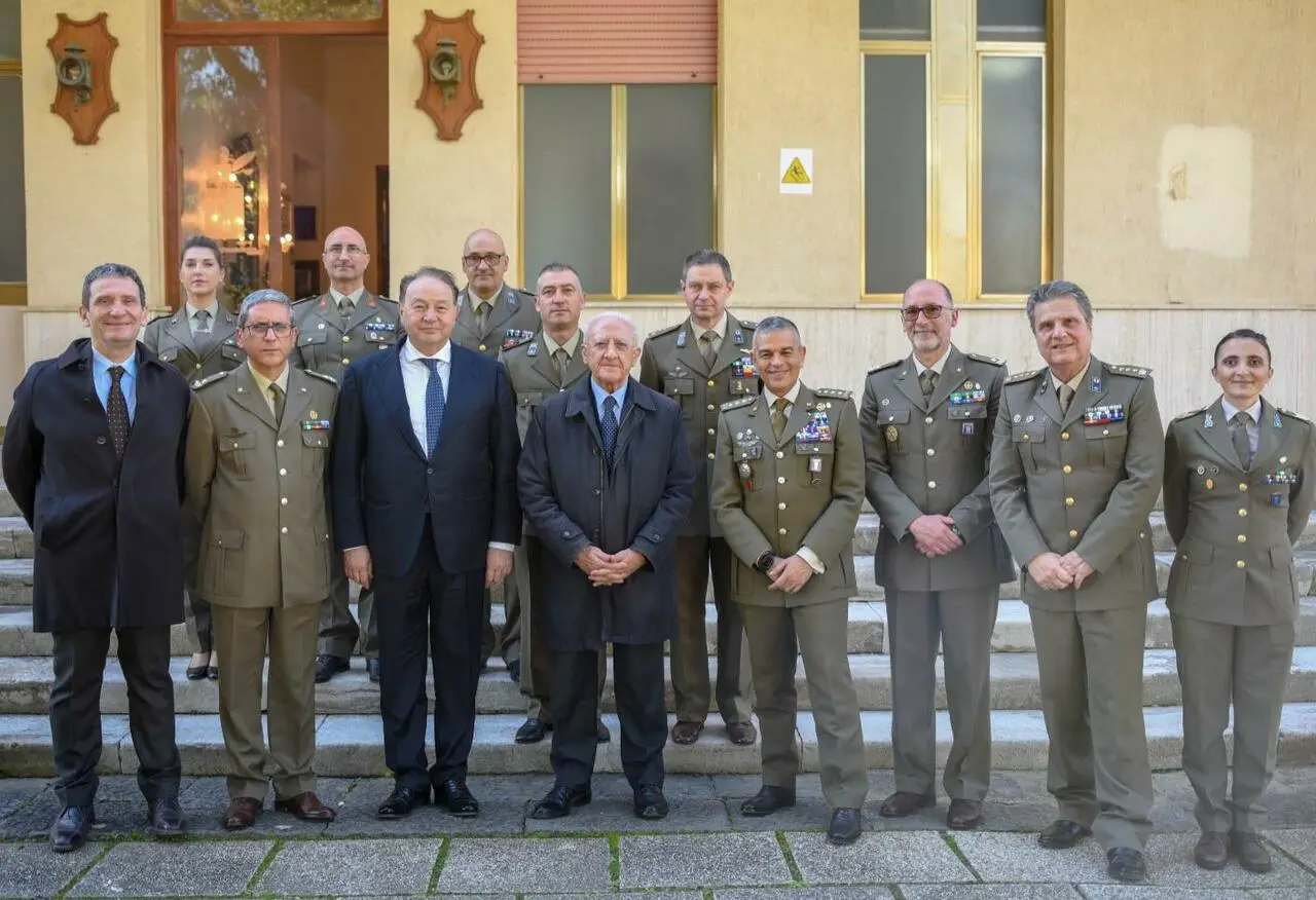 De Luca alla caserma "Magrone"