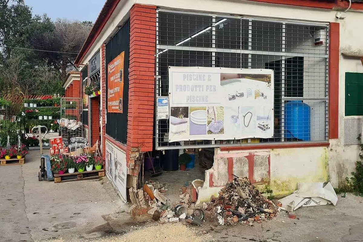 Il negozio danneggiato