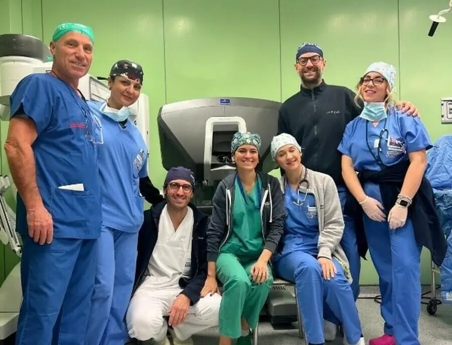 L'equipe dell'intervento chirurgico all'ospedale Moscati