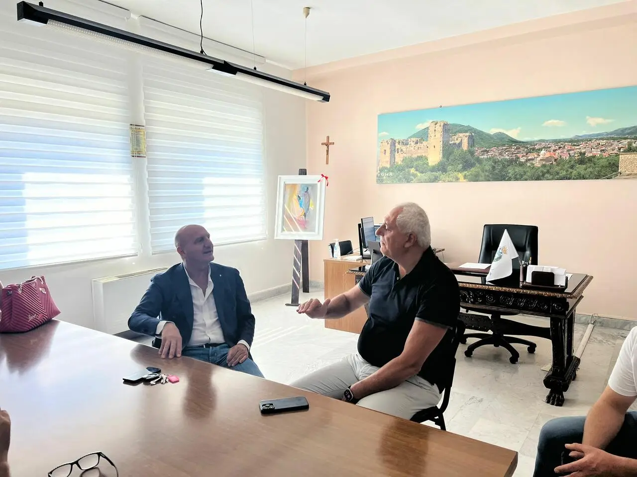 L'assessore regionale Nicola Caputo in Comune a San Felice a Cancello durante un incontro col sindaco Emilio Nuzzo