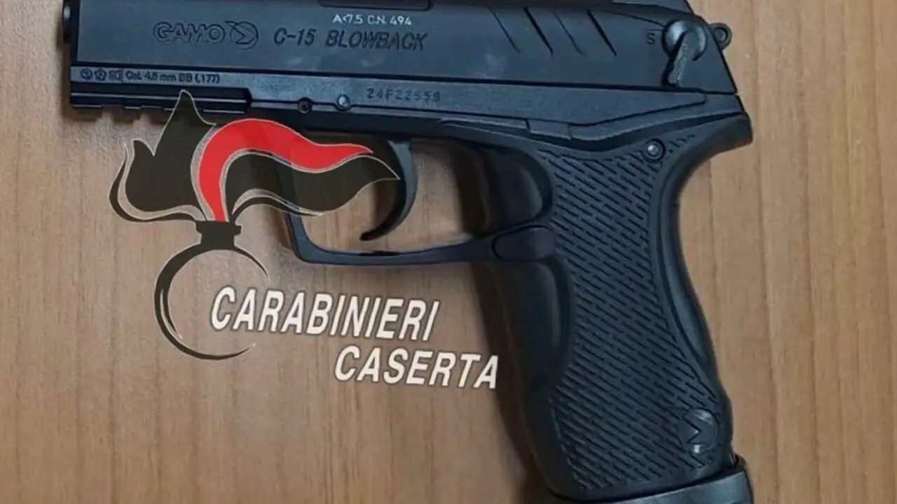 La pistola portata in caserma