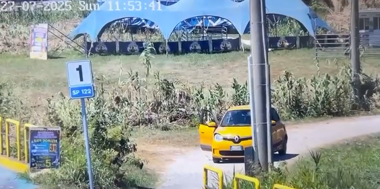 Beccato dal sindaco a lanciare il sacchetto di immondizia dal finestrino dell'auto