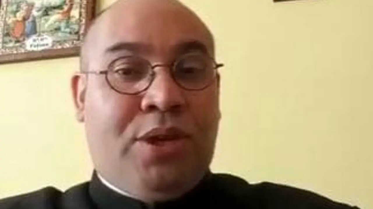 Il parroco don Marcos