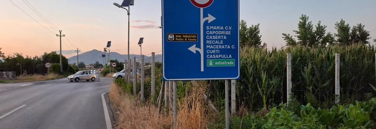 Via Bachelet, al confine con Portico di Caserta