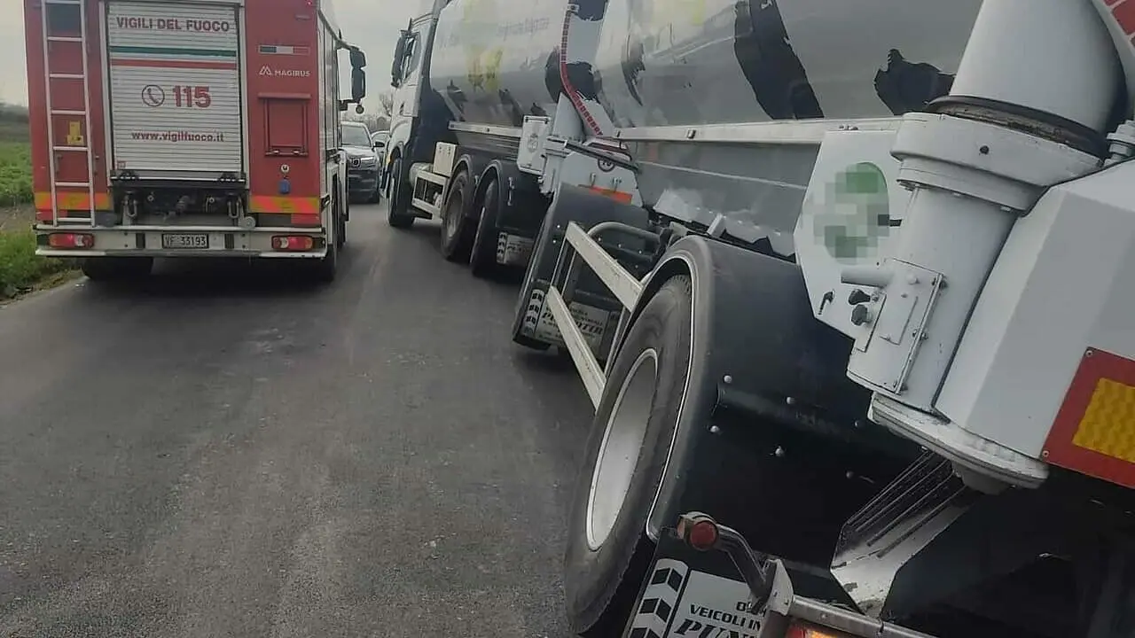 L'autotreno finito nella cunetta