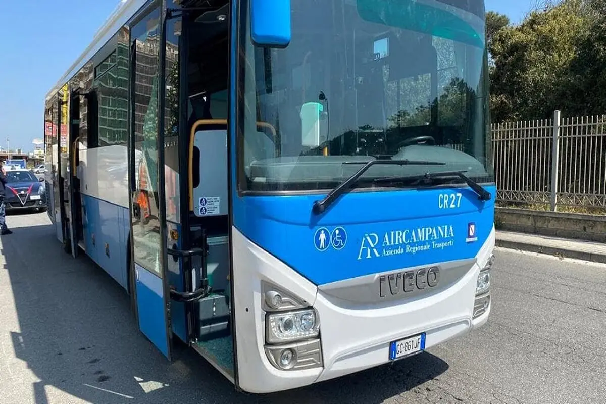 Licenziato autista di bus