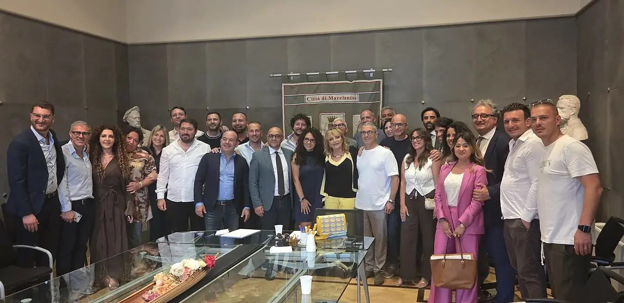 Il sindaco Iodice con gli assessori e consiglieri